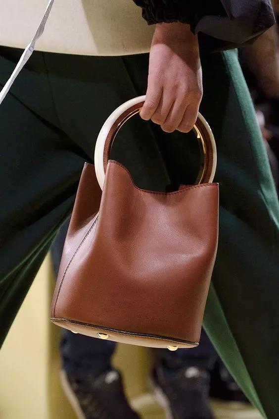 春夏经典款时髦大容量水桶包,今年流行的水桶包包