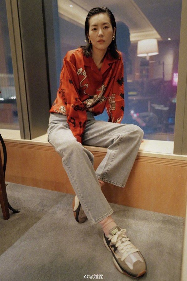 吴宣仪鞠婧祎撞衫,吴宣仪粉色西装撞衫唐嫣