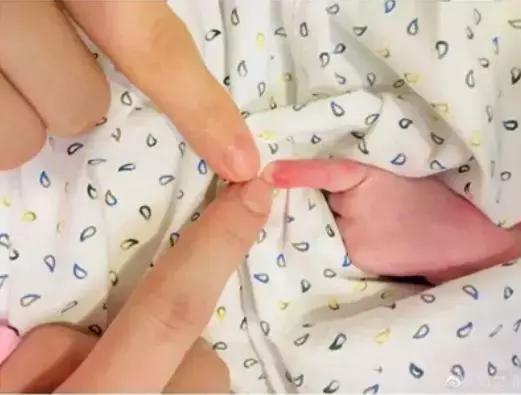 薛之谦微博晒娃被打脸称摆拍作秀,薛之谦被小孩打脸视频