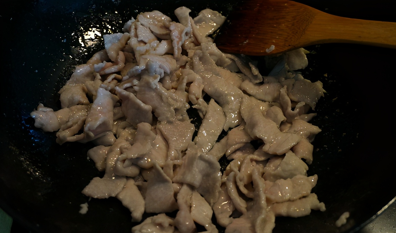 不管炒肉片还是肉丝，牢牢记住炒前多做2步，炒好后又嫩又滑又香