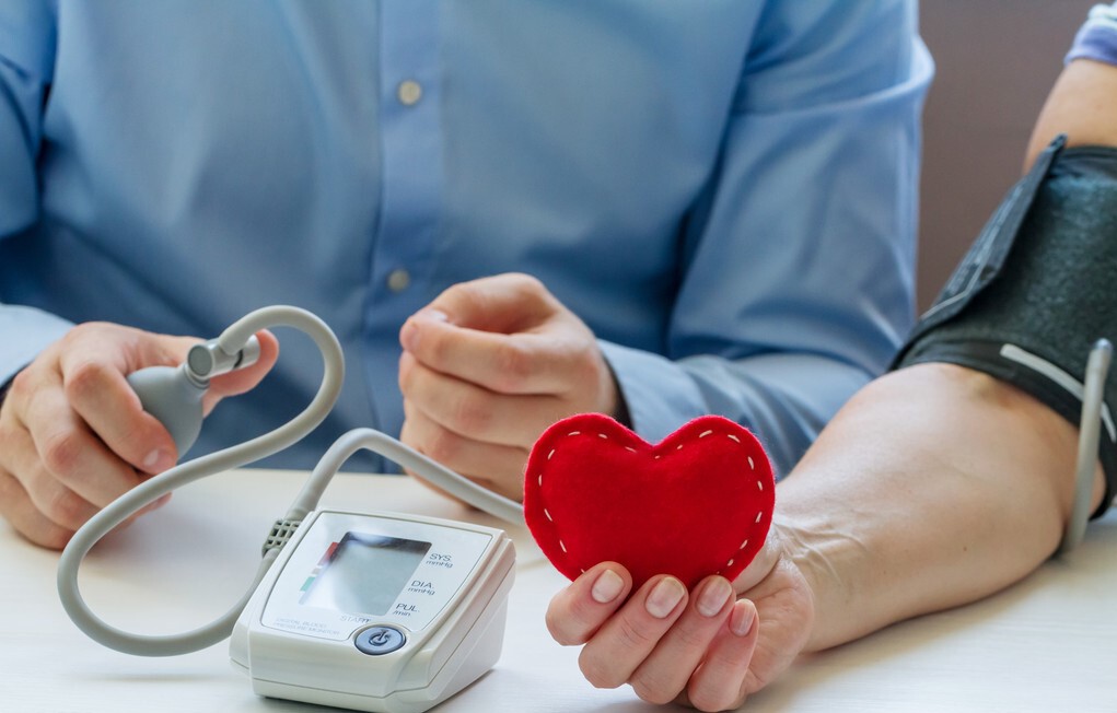 23岁高血压140低压90怎么办,高压超过140一定是高血压吗