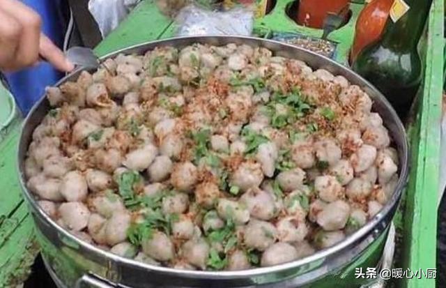 大妈校门口卖罕见小吃半天卖出,小伙街头卖小吃10元1个日卖400个
