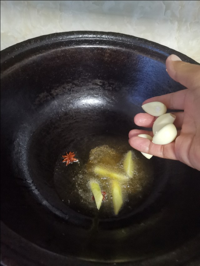 铁锅可以煮咸菜吗,用铁锅烀萝卜缨子咸菜