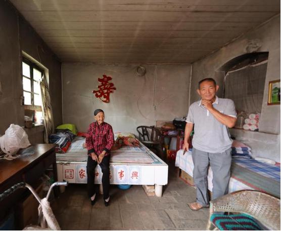 6岁为“美”被迫缠脚：三寸小脚走到百岁，看这位奶奶活成啥样子