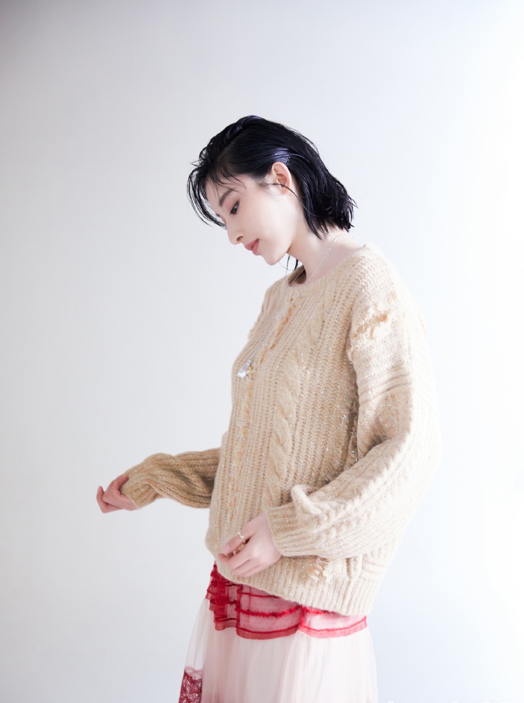 她曾沉寂4年因《男人帮》再走红,穿针织衫配轻纱裙,仙气十足