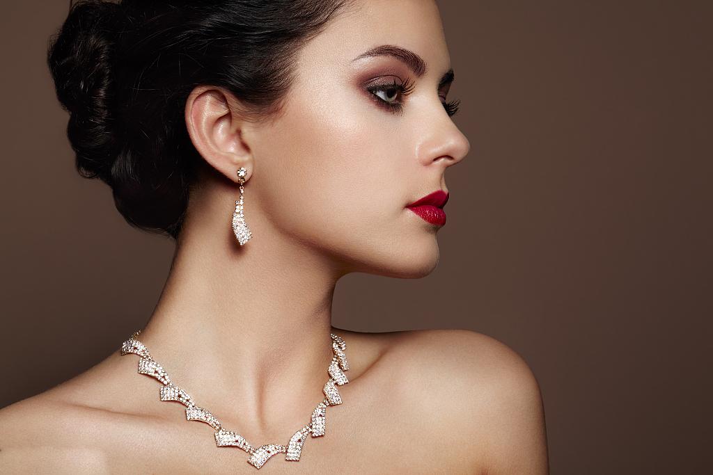 你还在高价购买培育钻石吗,培育钻石和天然钻石买哪个好