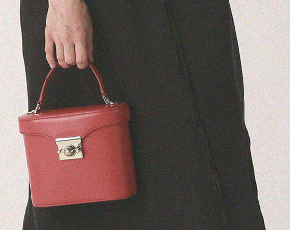 不要再背烂大街的双肩包了,别再背烂大街的轻奢包