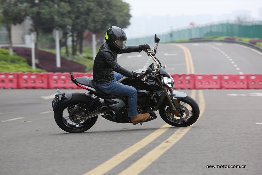 升仕310V试驾/多图：舒适好骑的运动太子车，标配ABS，全LED灯具