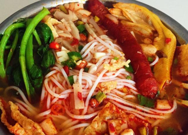 柳州螺蛳粉小吃探店制作过程,地道柳州风味小吃正宗螺蛳粉