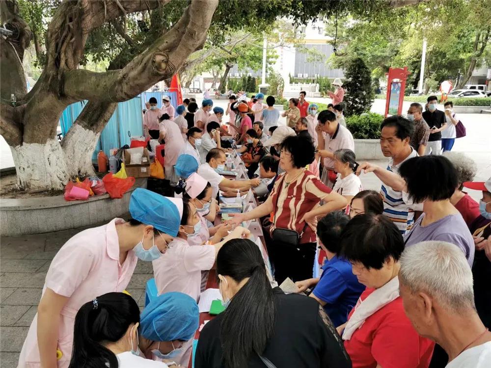 中医义诊进社区服务居民零距离,中医文化进社区健康义诊暖民心