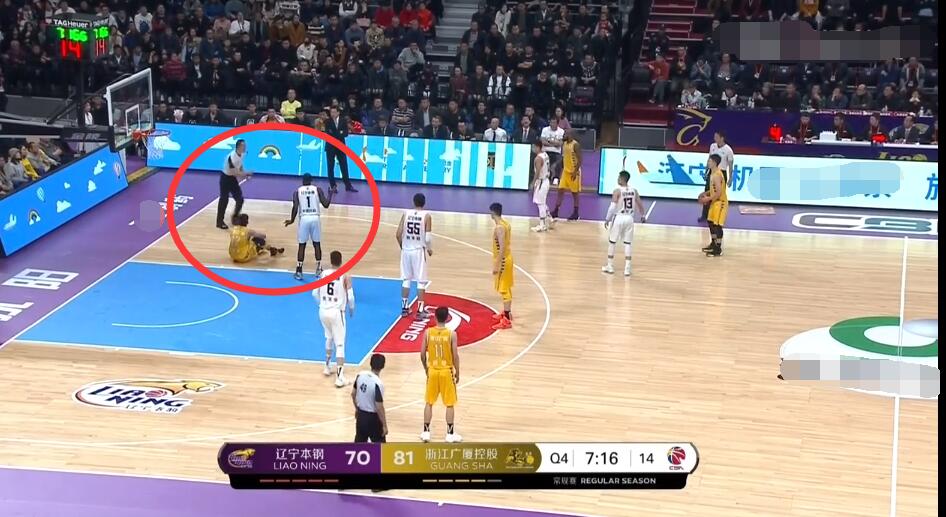 这假动作太逼真了全场球员都懵了,史蒂芬森假摔真实视频