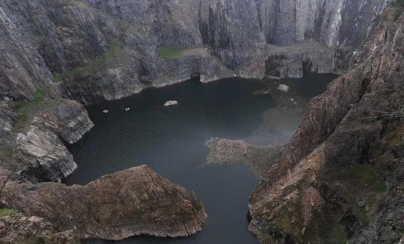 矿坑改造最美公园,矿坑改造湿地公园视频