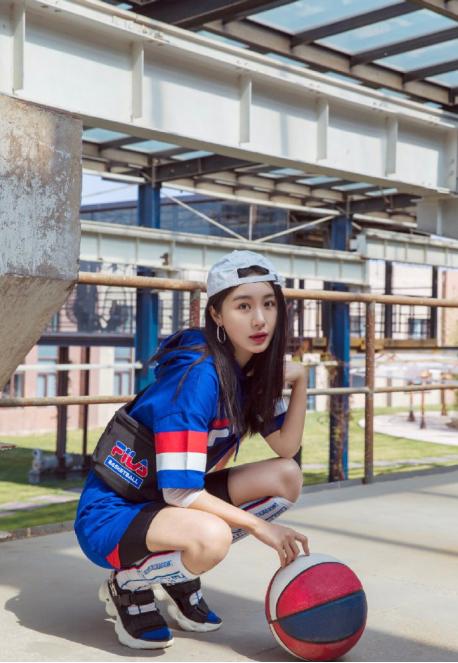 李菲儿穿衣随性,裹身款上衣显出好身材,配牛仔裤不系腰带也不掉