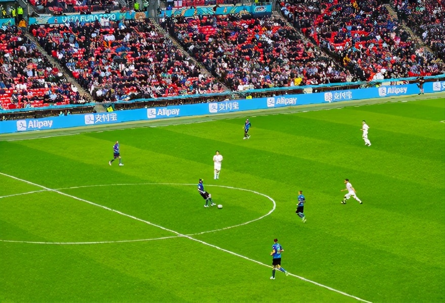 海信2024欧洲杯口号,欧洲杯赛场上的广告