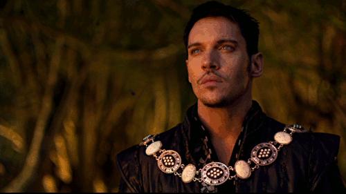 珍珠当牙签，红宝石镶圣经，还是Gucci和香奈儿的灵感缪斯