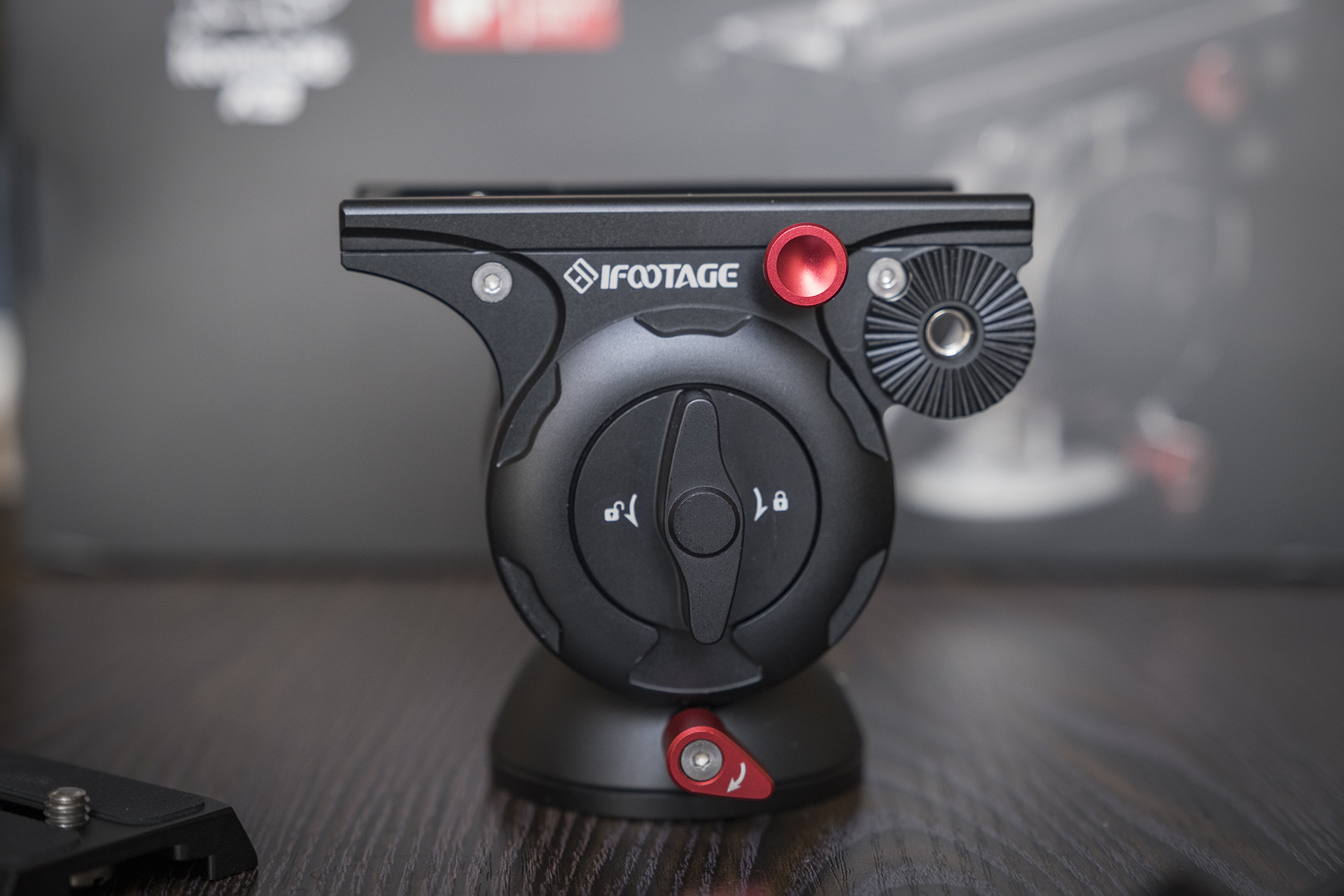 聚目开箱丨明明能靠脸，偏要拼才华——印迹COBRA2代独脚架开箱