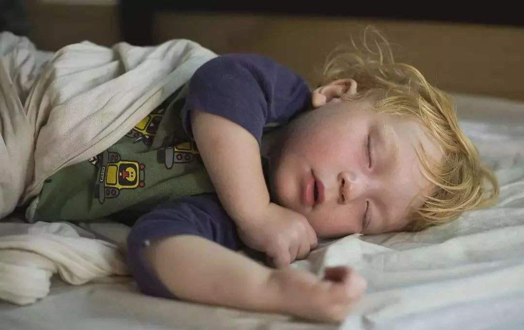 宝宝流鼻血的正确处理方式,孩子夏天流鼻血小妙招