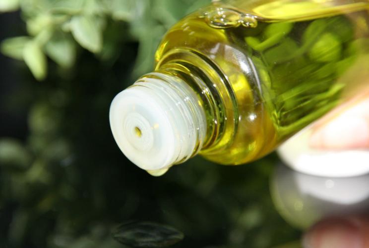 嘴唇干裂有细纹?看李若彤分享的护唇方法,砂糖加点“油”好滋润