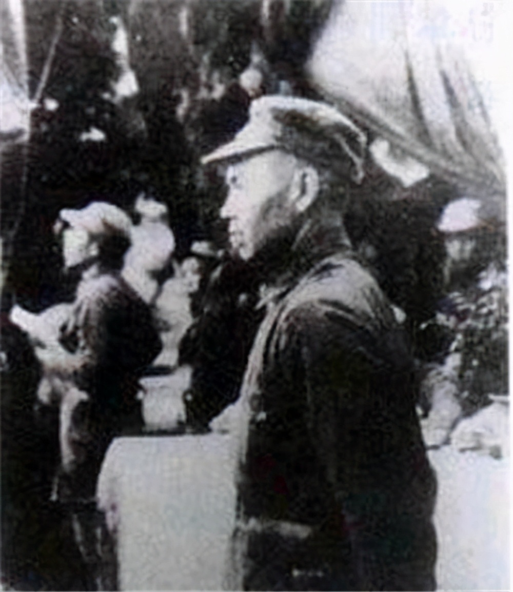 *世友许**悼念仪式：军区司令的花圈挤不进大厅，一挽联上30个人名