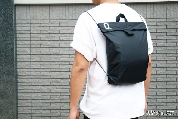 极简时尚大容量双肩包的优点,轻奢双肩包可隐藏背带