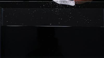 拉屎的时候怎么防止溅水,教你怎么拉粑粑不粘马桶上