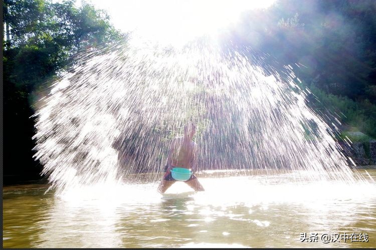 2020汉中水上表演,城固二里泼水