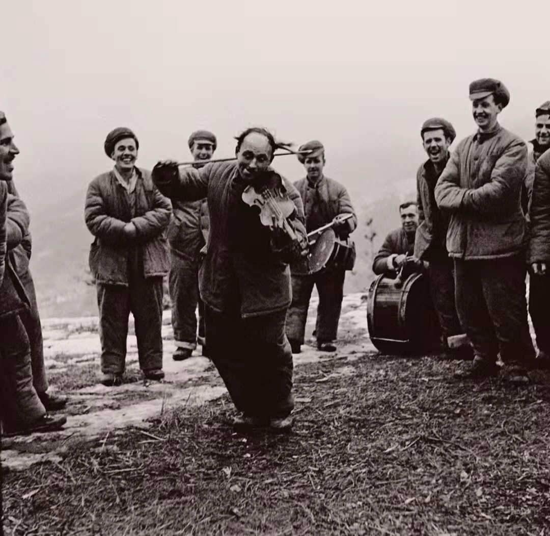 志愿军管理的战俘营，为土耳其战俘购买活鱼，美军战俘每人一只鸡