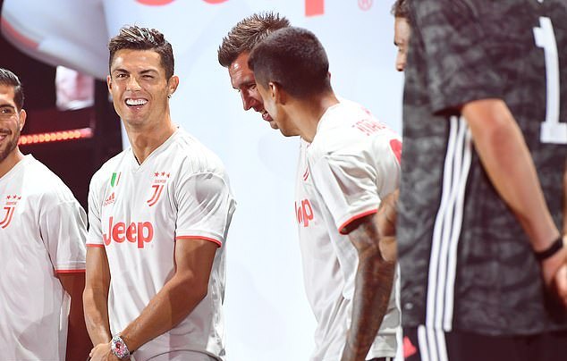 c罗转会尤文迪巴拉踢什么位置,c罗迪巴拉尤文新球衣图片