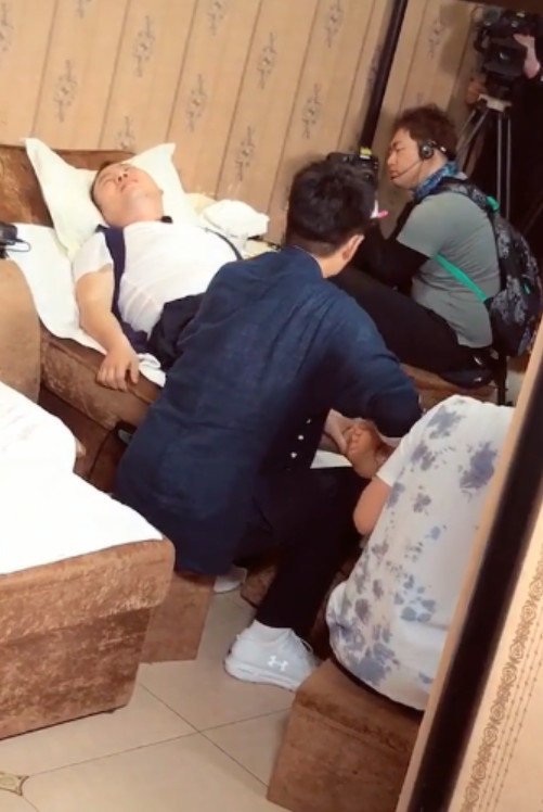 岳云鹏贾乃亮足疗完整版,岳云鹏贾乃亮洗脚