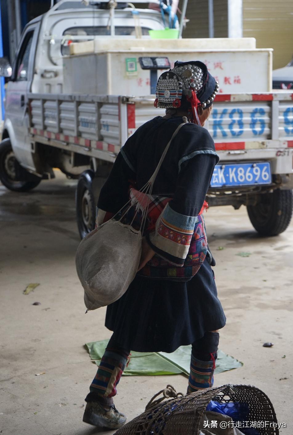 西双版纳傣族村寨赶集,西双版纳星期五赶集