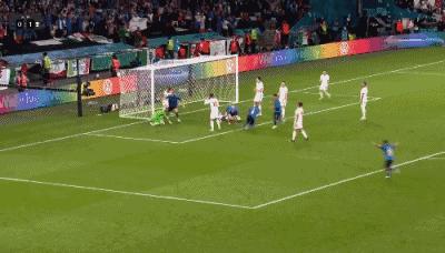 绝活!英格兰鬼来之笔萨卡背大锅!因莫比莱丢大人博努奇致敬C罗