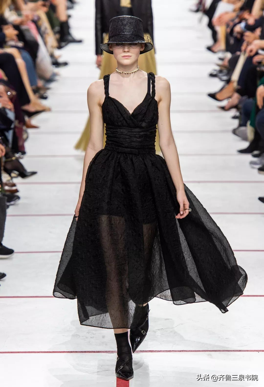 鞋子的演变史照片,鞋子的历史变迁有哪些