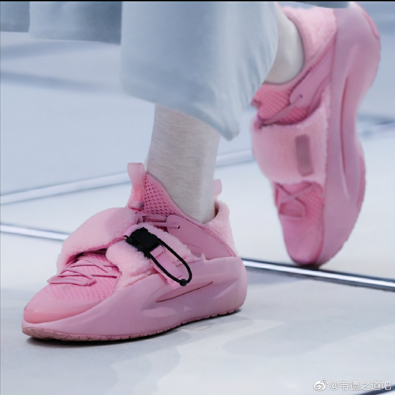 时装周新品拖鞋太帅了!外形惊喜,中底全掌䨻,这是李宁永远的神