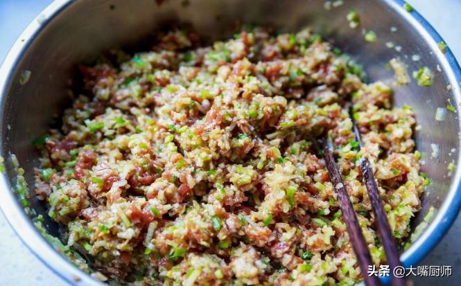 包饺子萝卜馅是焯水还是不焯水,调萝卜肉馅的正确方法