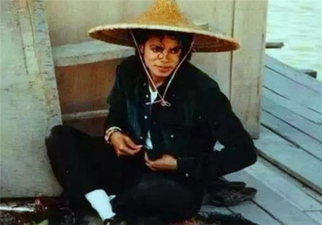 迈克尔杰克逊来中国的珍贵影像,迈克尔杰克逊离开时背后疑点