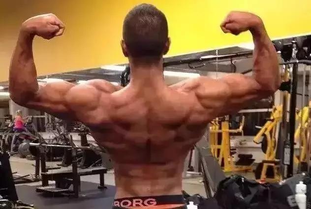 男士身材倒三角怎么练的,想练成倒三角身材应该锻炼哪