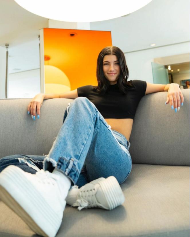 16岁“美版丁真”爆火!满脸雀斑却粉丝破亿,日常穿搭也很吸睛