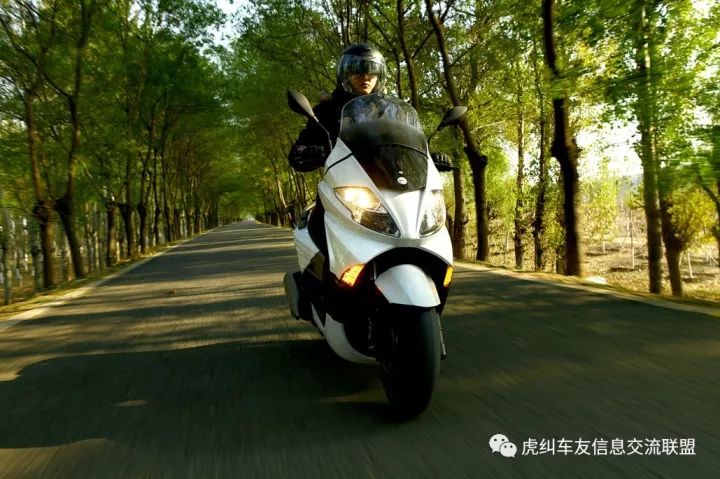 16年贝纳利银刃250现在值多少钱,贝纳利银刃250踏板摩托车跑偏