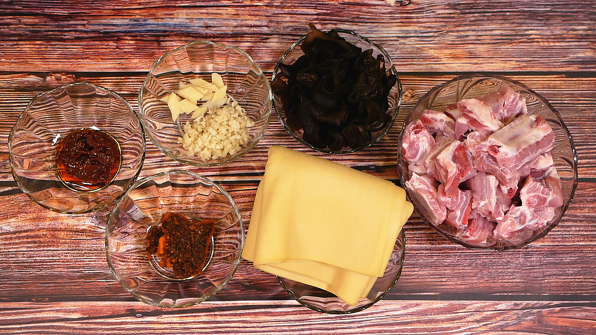 香辣排骨干锅正宗做法,排骨香辣锅的正宗做法