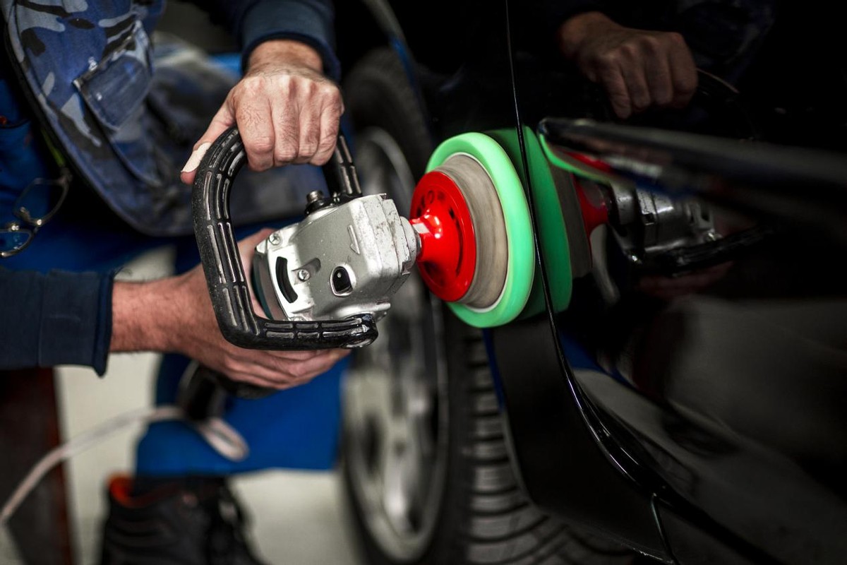 汽车白车漆有黄斑怎么去除,新车银色车漆黄斑怎么去除