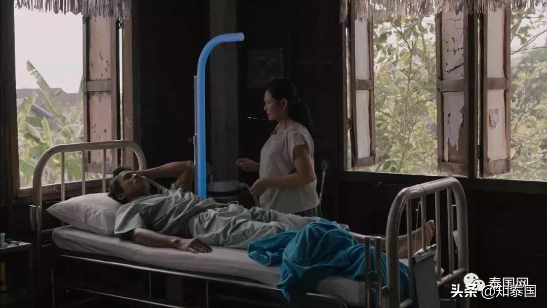 被士兵“上身”的年轻女巫，为何要去舔舐老女人伤痕累累的大腿？