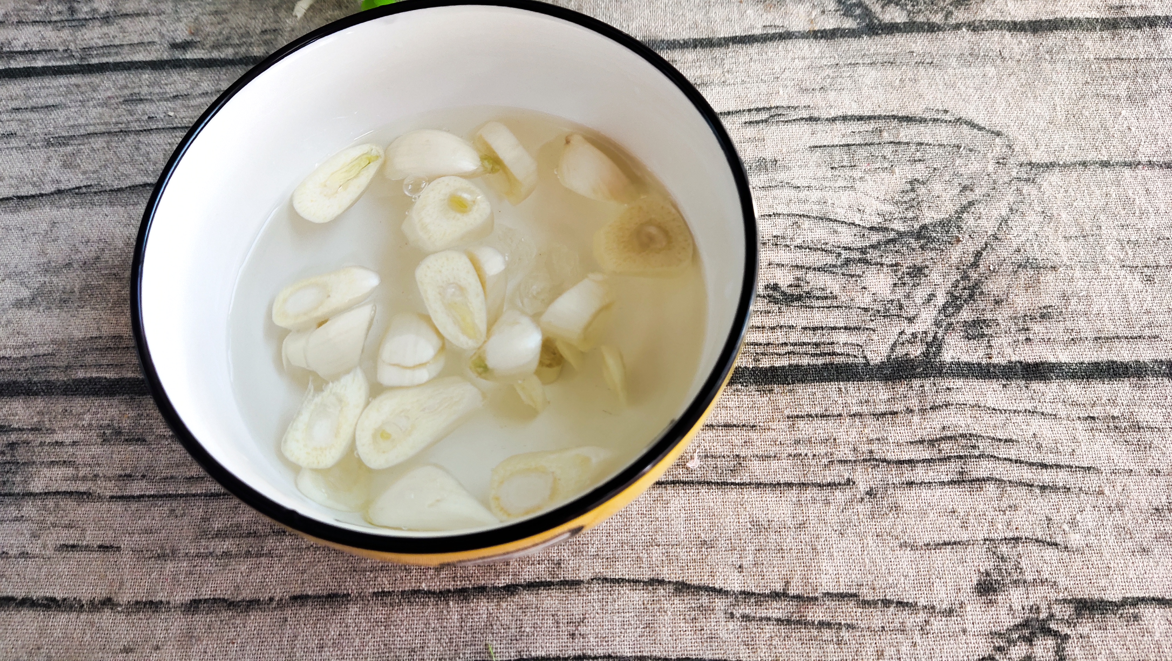 新鲜的大蒜蒸一蒸竟然如此好吃,大蒜加水上锅蒸的疗效