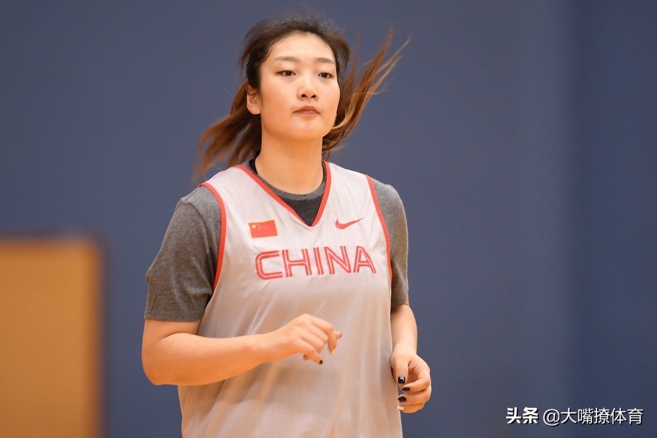 李梦场边换球衫就震惊了?这些姑娘庆祝胜利之举,你不得流鼻血?