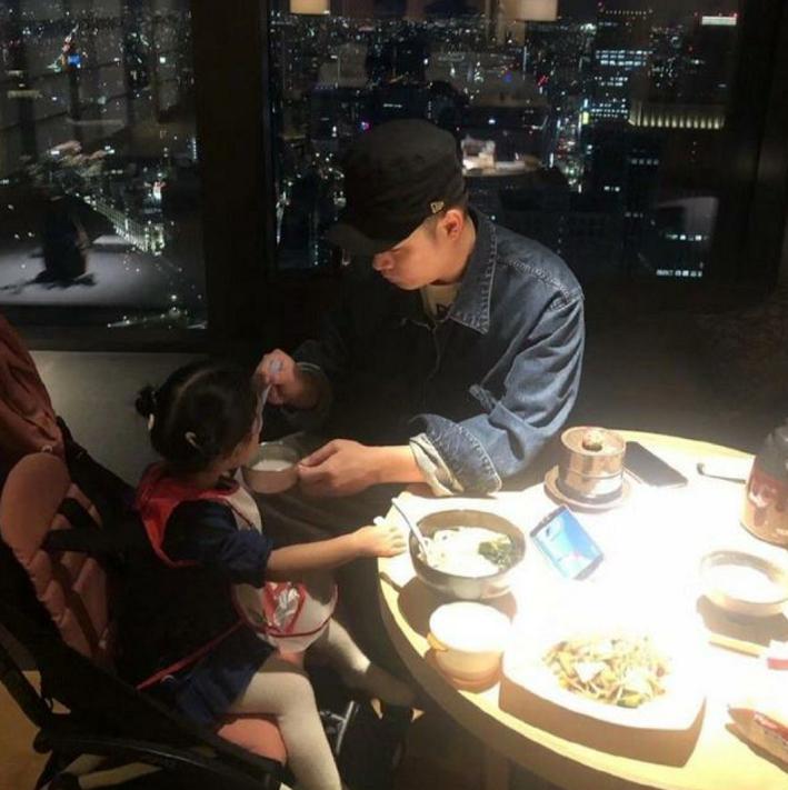 张子萱挺孕肚逛街,张子萱晒陈赫回复