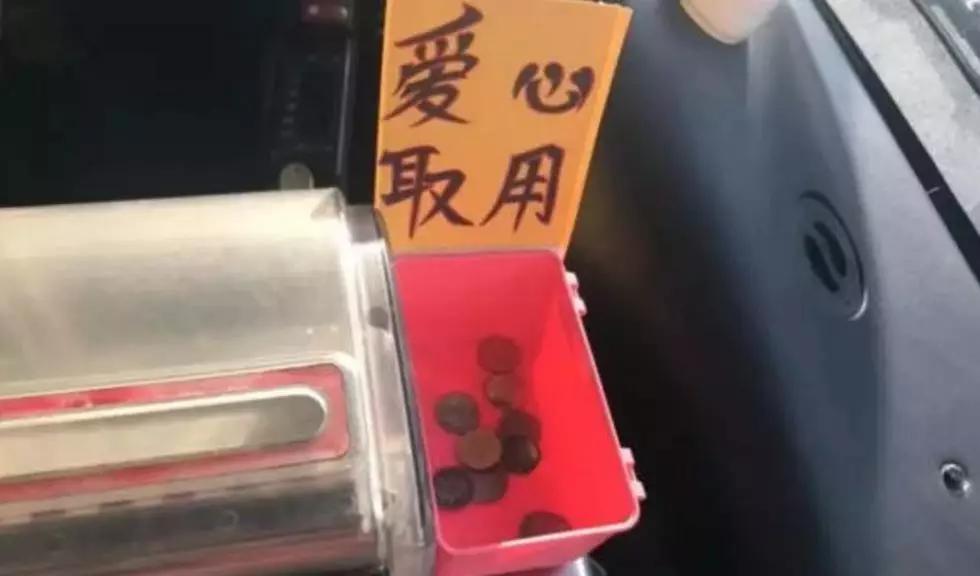 在公交车上放零钱筐的郑州女车长火了！今天还有一个更暖的后续