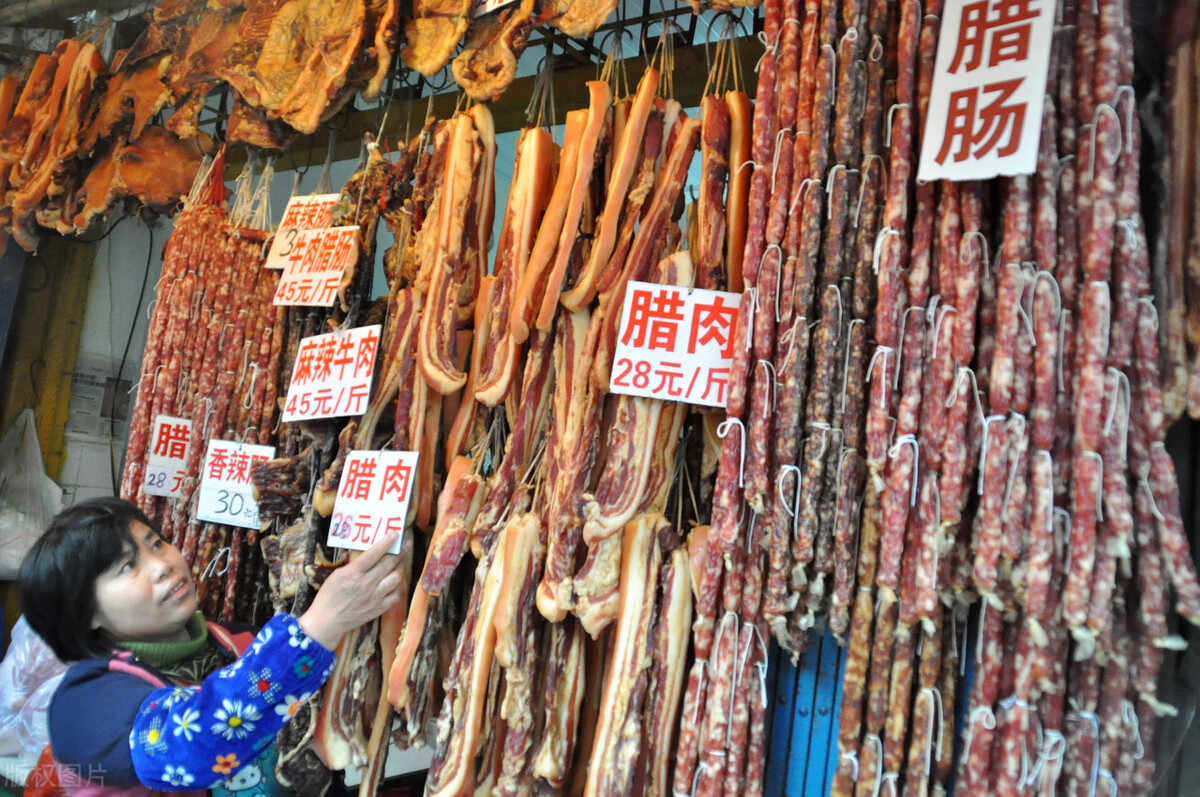 腊肉发霉了怎么处理然后继续保存,腊肉香肠发霉了可以洗洗煮了吃吗