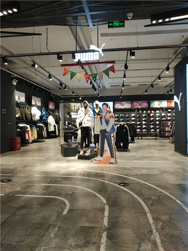 我们今儿来到蚌埠万达，逛了逛帮阿迪耐克卖鞋的滔搏运动城