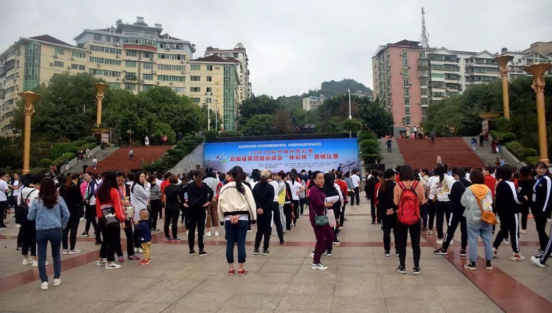 勇攀高峰的运动员,攀登山峰运动员