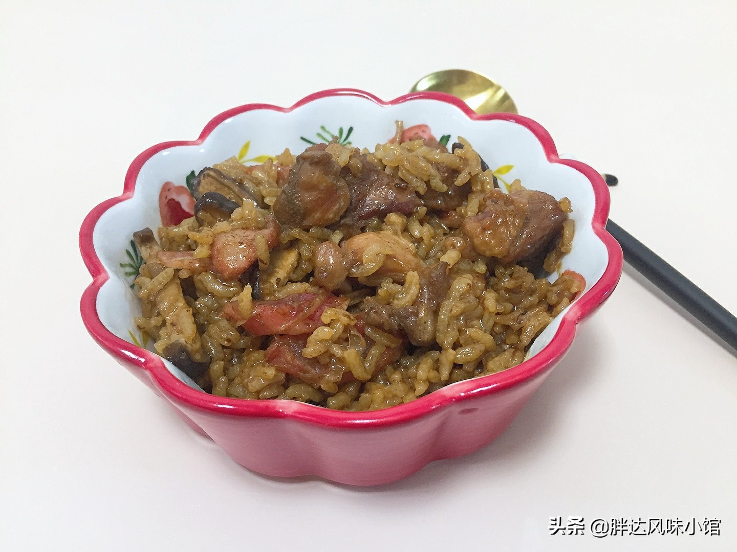 鸡肉只能炖汤喝？这样做好吃到一碗接一碗，香菇腊肠焖鸡饭