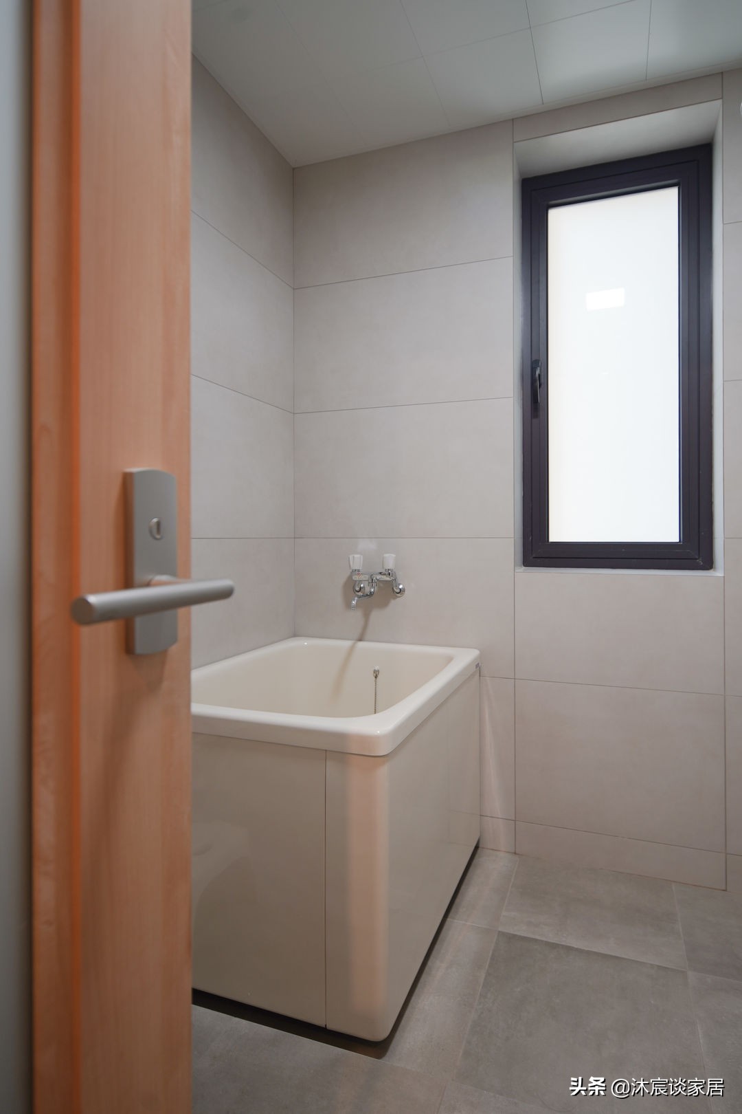 她把家布置得复古又温馨,室内被绿植环绕,这样的家,住着真舒服